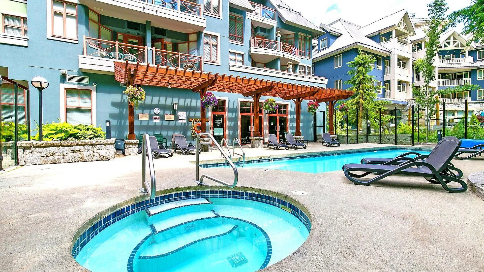 Alpenglow Lodge Bear Wonder One Bedroom By Mva Whistler 0*,  Canada