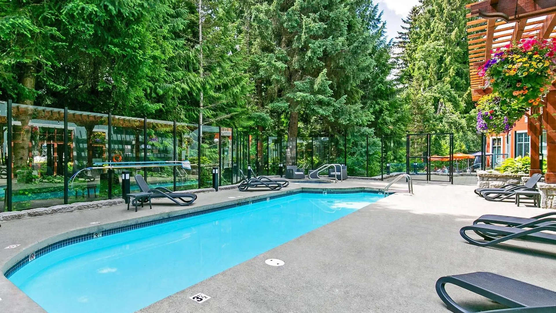 Alpenglow Lodge Bear Wonder One Bedroom By Mva Whistler 0*,  Canada